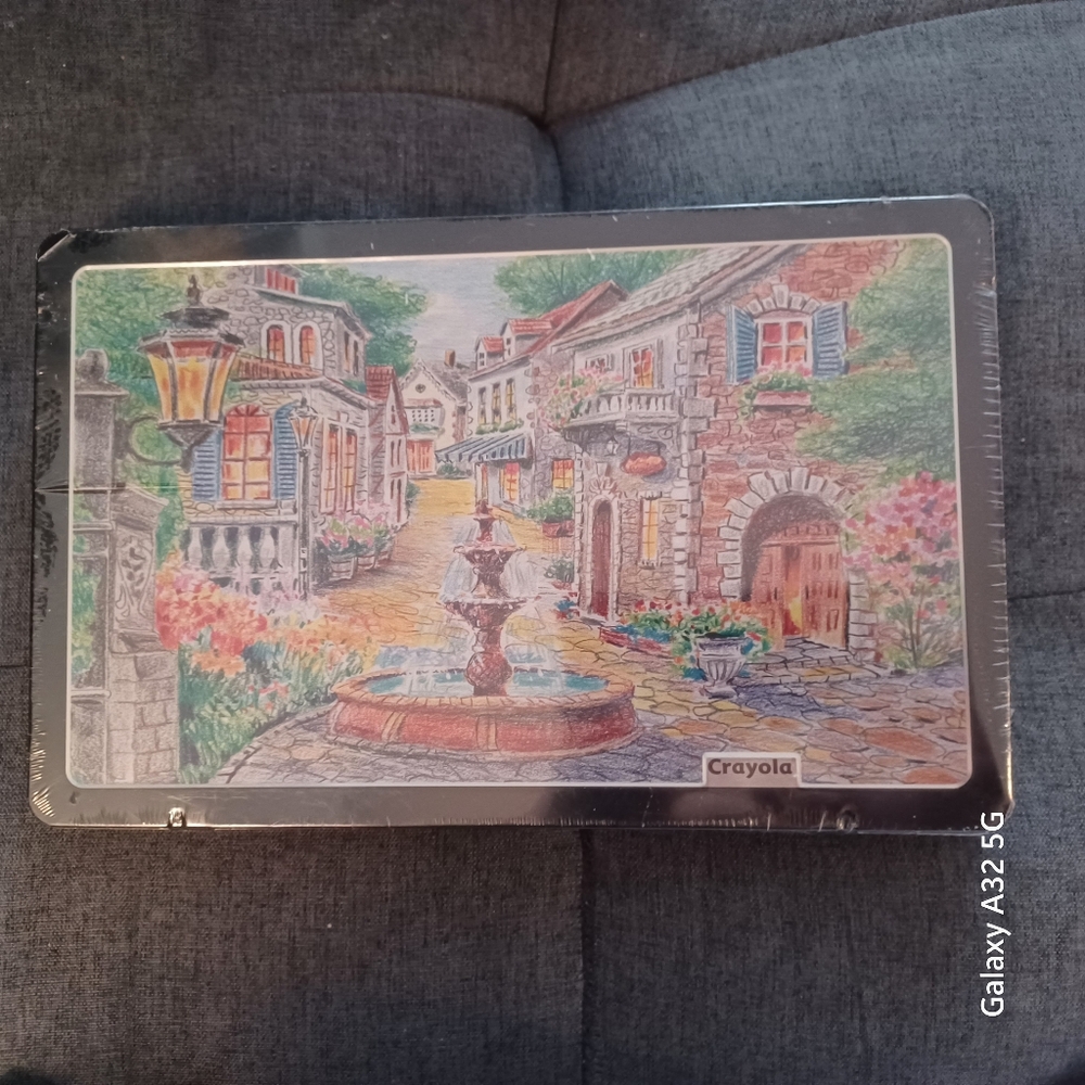 NWT Speciality Crayola Blend and Shade pencil crayons in a tin